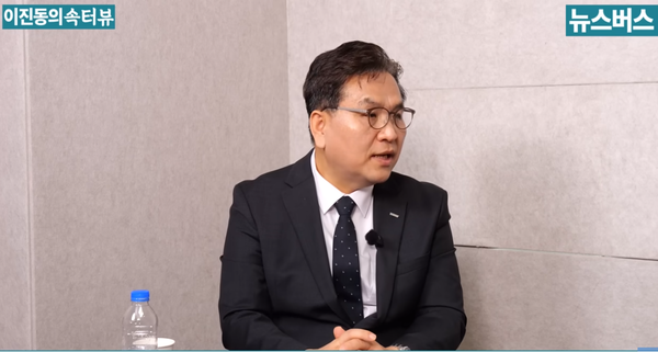 뉴스버스TV 이진동의 속터뷰에 출연해 인터뷰 중인 열림공감TV 정천수 대표. (사진=뉴스버스TV캡처)