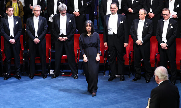 2024 노벨문학상 수상자인 한강 작가가 지난해 12월10일(현지시간) 스웨덴 스톡홀름 콘서트홀에서 열린 시상식에서 노벨문학상 메달과 증서를 받기 위해 무대 중앙으로 향하고 있다. (사진=연합뉴스) 