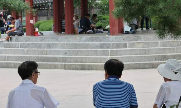 서울 종로구 탑골공원에서 노인들이 휴식을 취하고 있다. (사진=연합뉴스)