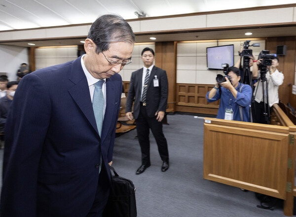 한덕수 전 국무총리가 30일 서울 서초구 서울중앙지법에서 열린 내란 우두머리 방조 및 위증 등 혐의 재판의 피고인으로 출석하고 있다. (사진=연합뉴스)