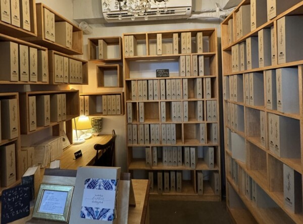 서점 리스본에는 365일 날짜별로 생일책이 있다. (사진=김희연)