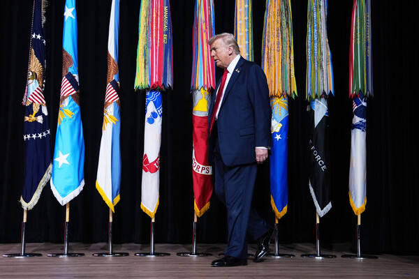 도널드 트럼프 미국 대통령이 9월 30일(현지시간) 미국 버지니아주 콴티코 해병대 기지에서 열린 미군 지휘관 회의에 참석해 연단에 오르고 있다. (사진=연합뉴스 / AP)