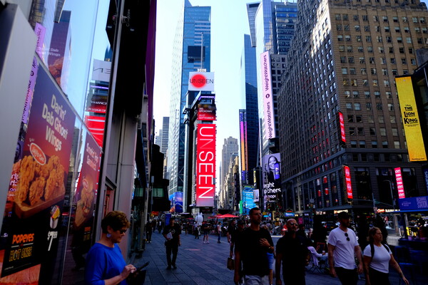 《UNSEEN》, 타임스퀘어 전광판, 뉴욕