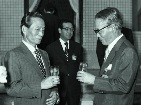 군사쿠데타로 권력을 장악한 박정희(왼쪽)는 1963년 이병철 회장을 불러 농약공장 건설을 권유했다. (사진=박정희대통령기념관)