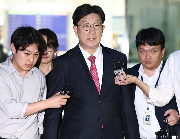 권성동 국민의힘 의원이 지난달 16일 서울 서초구 서울중앙지법에서 열린 구속 전 피의자 심문(영장실질심사)을 마친 뒤 대기 장소인 서울구치소로 향하고 있다. (사진=연합뉴스)