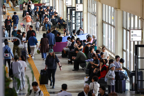 추석 연휴를 하루 앞둔 2일 서울 서초구 고속버스터미널에서 승객들이 버스를 기다리고 있다. (사진=연합뉴스)
