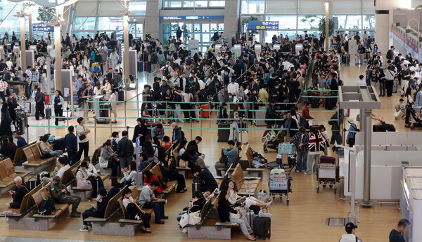 추석 연휴를 하루 앞둔 2일 인천국제공항 출국장에서 여행객들이 탑승 수속을 위해 줄을 서고 있다. (사진=연합뉴스)