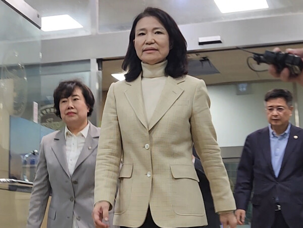  석방된 이진숙 전 방송통신위원장이 4일 오후 서울 영등포경찰서를 나서고 있다. (사진=연합뉴스)