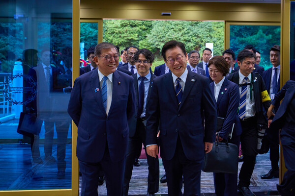 이재명 대통령과 이시바 시게루 일본 총리가 9월 30일 부산 누리마루 APEC 하우스에서 정상회담 후 함께 산책을 마친 뒤 건물로 돌아오고 있다. (사진=연합뉴스 / 대통령실)