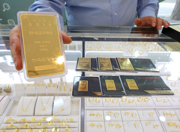 국제 금값이 6일(세계 표준시) 사상 처음 1온스당 3,900달러를 돌파한 가운데 서울 종로구 한국금거래소에 금 제품이 진열돼 있다. (사진=연합뉴스)