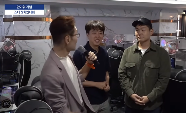 5일 추석 맞이 '스타(크래프트)' 정치인대회에서 프로게이머들과 한팀을 이뤄 게임에 나선 이준석(가운데) 개혁신당 대표와 김재섭(오른쪽) 국민의힘 의원. (사진=mbc화면 캡처)