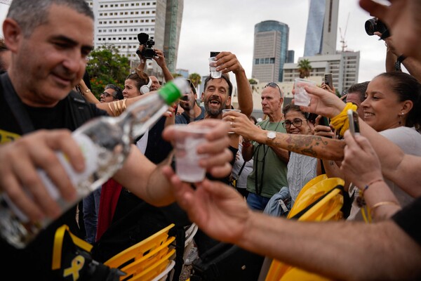 이스라엘과 하마스가 9일  ‘가자지구 휴전 및 생존 인질 전원 석방’ 을 합의하자 이스라엘 텔아비브 ‘인질광장(Hostage Square)’에 모인 시민들이 환호하고 있다. (사진=연합뉴스 / AFP)