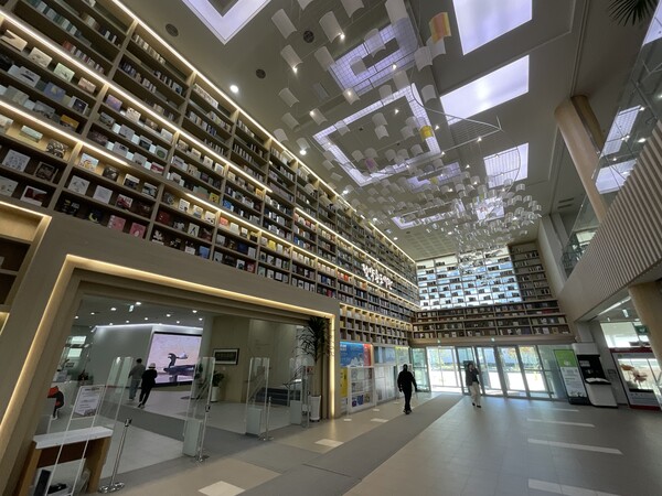 전국 공공도서관 중 6번째 규모인  정약용 도서관의 1층. (사진=고규영) 