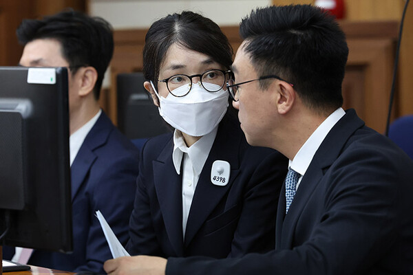 도이치모터스 주가조작 혐의 등으로 구속기소 된 김건희씨가 9월 24일 서울 서초구 서울중앙지법에서 열린 첫 재판에 출석해있다.