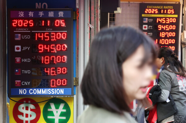 5일 원∙달러 환율이 국내외 증시 조정과 안전자산 선호 등 겹악재를 만나 장중 1,450원에 육박했다. 사진은 서울 명동의 한 환전소. (사진=연합뉴스) 