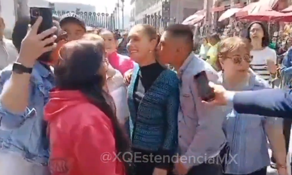 멕시코 첫 여성 대통령인 클라우디아 셰인바움 대통령이 5일(현지시간) 멕시코시티 번화가에서 길거리 인사 중 한 남성으로부터 성추행을 당하는 장면. (사진=트위터 캡처)