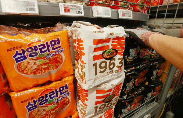 6일 서울 시내 한 대형마트에 라면 '삼양1963'이 진열돼 있다. 삼양식품은 36년 만에 우지(소 기름)로 만든 신제품 '삼양1963'을 출시했다. (사진=연합뉴스)