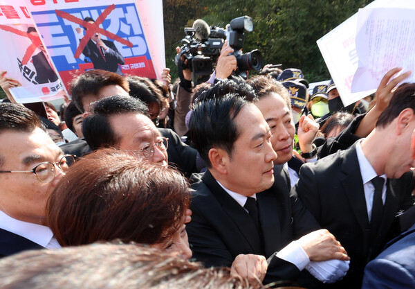 장동혁 국민의힘 대표가 6일 오후 광주 북구 국립5·18민주묘지에서 참배를 시도하고 있다. (사진=연합뉴스)