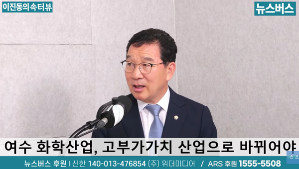 뉴스버스TV '이진동의 속터뷰'에 출연해 인터뷰 중인 신정훈 국회 행정안전위원장. (사진=뉴스버스TV캡처)