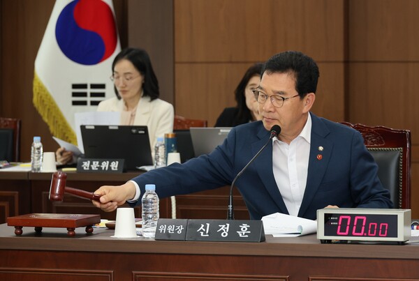 지난 10월 24일 대전경찰청에서 열린 국회 행정안전위원회 대전경찰청 국정감사에서 신정훈 위원장이 개회를 선언하고 있다. (사진=연합뉴스)