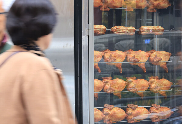  9일 국가데이터처 국가통계포털에 따르면 전국 치킨전문점 수는 2023년 기준 3만9,789개로 전년(4만1,436개)보다 4%가량 감소했다. 치킨전문점은 2020년 4만2,743개에서 3년 만에 약 3,000개 줄었다. (사진=연합뉴스) 