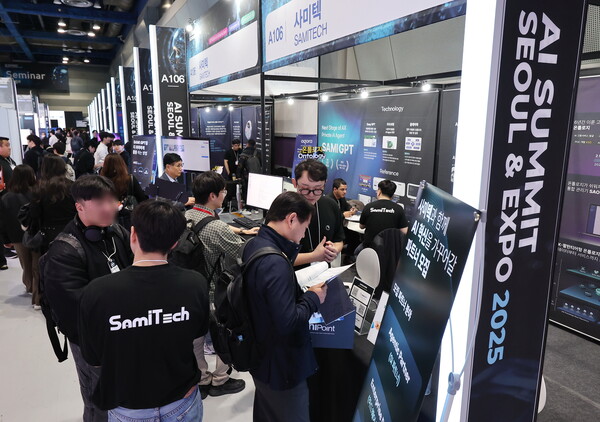 10일 서울 강남구 코엑스에서 열린 'AI 서밋 서울 & 엑스포 2025'를 찾은 참관객들이 부스를 둘러보고 있다. (사진=연합뉴스)