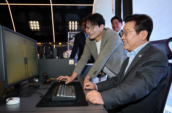 이재명 대통령이 15일 국내 게임사 크래프톤의 게임·문화 플랫폼 서울 성동구 '펍지 성수'에서 AI기반 인생 시뮬레이션 게임 '인조이'를 체험하고 있다. 옆은 김형준 인조이스튜디오 대표.  (사진=연합뉴스)
