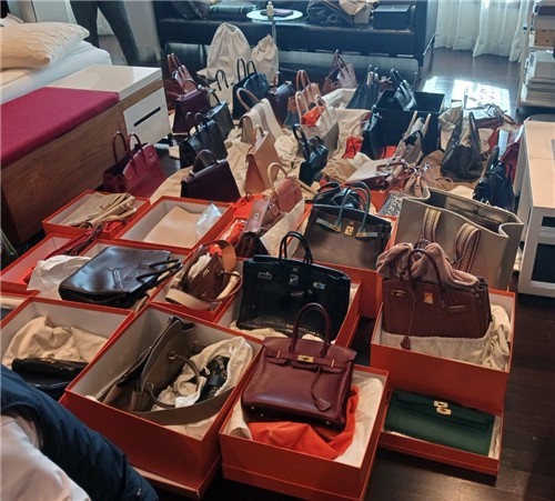 국세청은 지난달 20∼31일 재산은닉 혐의가 있는 고액·상습 체납자를  합동수색했다고 10일 밝혔다. 사진에서 보듯 세금을 100억원 넘게 체납한 A씨의 실거주지에선 명품 에르메스 가방 60점이 쏟아져 나왔다. (사진=국세청 제공)