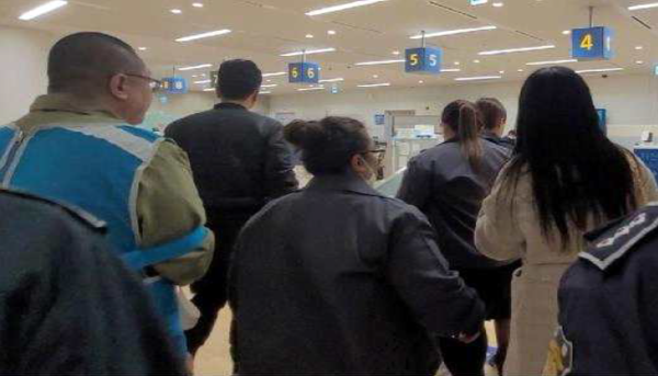 2023년 11월 10일 서울영등포경찰서 백해룡 경정팀이 현장검증을 하고 있는 실제 모습. 왼쪽이 C씨. 