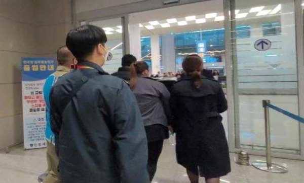 2013년 11월 13일 현장검증에서 말레이시아 마약조직 운반책들이 입국장 환영홀로 빠져나가는 모습을 재연하고 있다. 