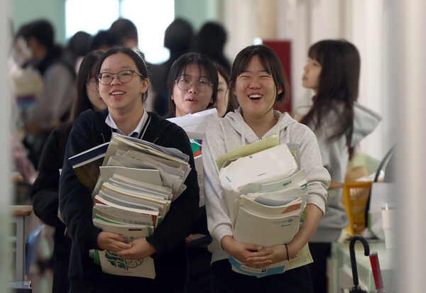 2026학년도 대학수학능력시험이 3일 앞으로 다가온 10일 경남 창원시 성지여자고등학교에서 고3 수험생들이 그 동안 공부해온 참고서 등을 버리는 책거리를 위해 책을 들고 이동하고 있다. (사진=연합뉴스)