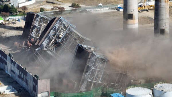 울산화력발전소 보일러타워 4호기 6호기가 11일 발파 해체 되고 있다. (사진=연합)