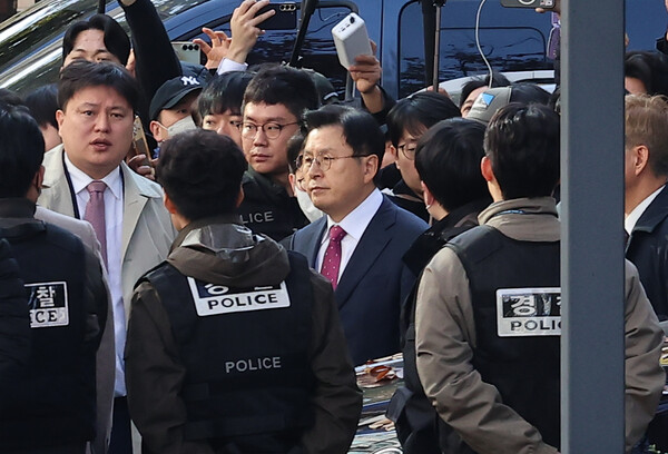 조은석 특별검사팀이 12일 서울 용산구 자택에서 황교안 전 국무총리를 체포하고 있다. (사진=연합뉴스)