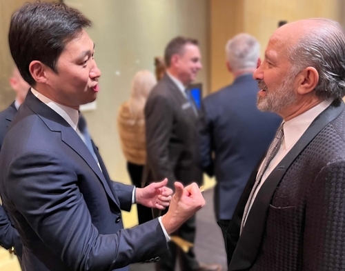 김범석 쿠팡 이사회 의장이 올해 1월 19일 도널드 트럼프 미국 대통령 취임식 전날 트럼프 주니어가 콘래드 워싱턴DC 호텔에서 개최한 비공개 리셉션에 참석해 러트닉 미 상무장관과 대화를 나누고 있다. (사진=연합뉴스)