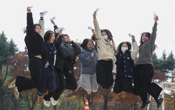 2026학년도 대학수학능력시험(수능) 예비 소집일인 12일 대구 수성구 정화여고에서 고3 수험생들이 수험표를 들고 파이팅을 외치고 있다. (사진=연합뉴스)