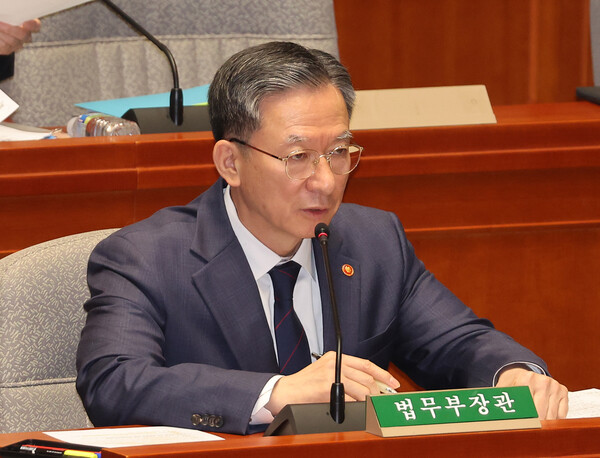 정성호 법무부 장관이 12일 국회에서 열린 예산결산특별위원회 전체회의에 출석해 대장동 사건 항소 포기 관련 질의에 답하고 있다. (사진=연합뉴스)