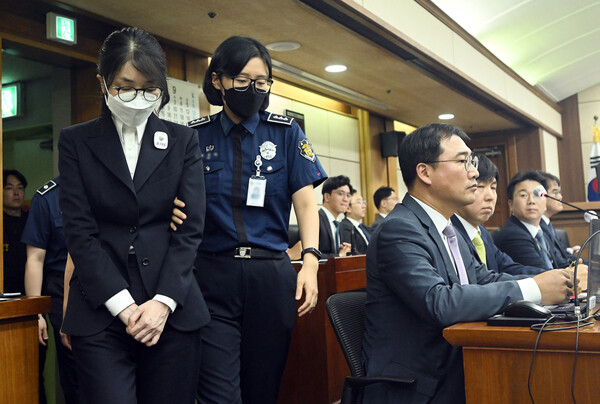 도이치모터스 주가조작 및 알선수재 혐의 등으로 구속기소 된 김건희씨가 지난 9월 24일 서울중앙지법에서 열린 첫 재판에 출석하고 있다. (사진=연합뉴스)