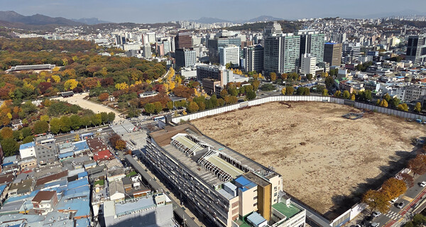 서울 종묘(왼쪽 숲속 기와 지붕 건물)와 세운4구역 모습. (사진=연합뉴스)
