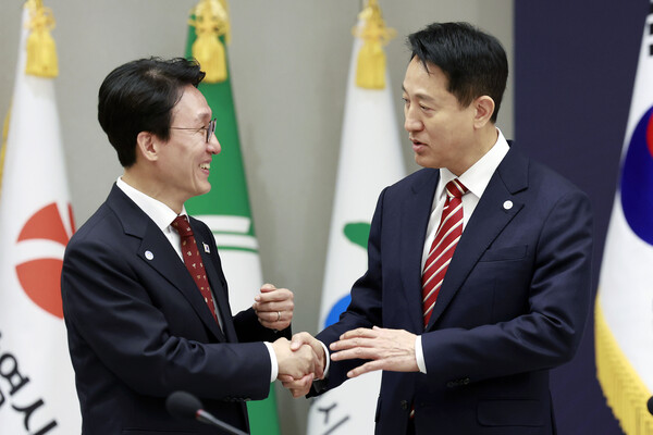 김민석 국무총리와 오세훈 서울시장이 12일 용산 대통령실에서 열린 중앙지방협력회의에서 대화하고 있다.