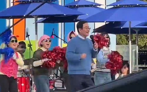 전국노래자랑 무대 선 문인 광주 북구청장과 뒤에서 춤을 추는 여성 간부 공무원들.(사진=연합뉴스)