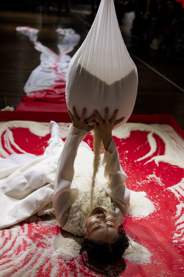 이하윤, 〈Voiced, Voiceless, Again Voicing〉, 10. 15. 2025, 퍼포먼스 @ 앤 앤드류 시바 갤러리, 사진 이미지 작가 제공. Photo by Mei Seva