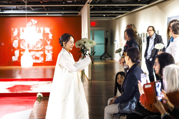 이하윤, 〈Voiced, Voiceless, Again Voicing〉, 10. 15. 2025, 퍼포먼스 @ 앤 앤드류 시바 갤러리, 사진 이미지 작가 제공. Photo by Mei Seva