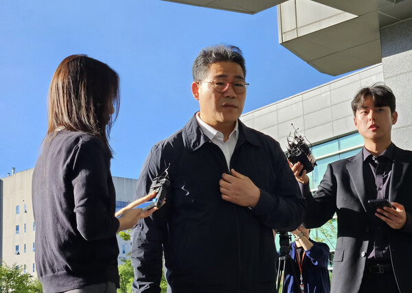 서울동부지검 '세관 마약수사 외압 의혹' 합동수사팀으로 파견이 결정된 백해룡 경정이 지난달 16일 서울 송파구 동부지검으로 첫 출근하며 취재진 질문에 답하고 있다.(사진=연합뉴스)