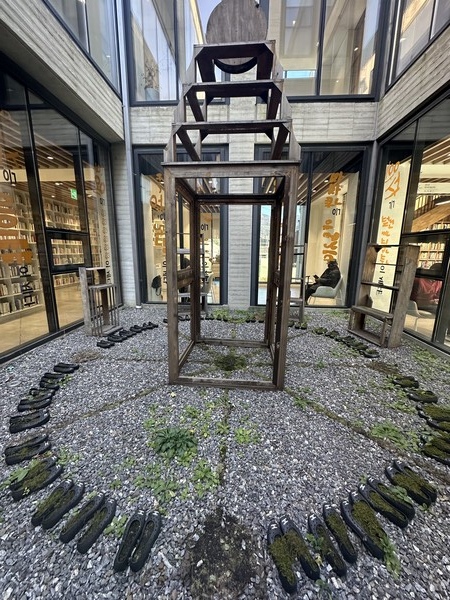 '근태서재'라는 조형물을 둘러싼 검정 고무신들 (사진 김희연)