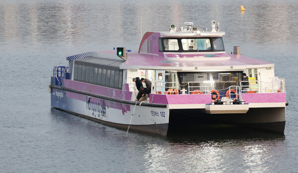 16일 서울 송파구 잠실선착장 부근 강바닥에 걸려 멈춘 한강버스에서 관계자가 수심 확인을 하고 있다. (사진=연합뉴스)