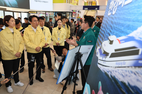 김민석 국무총리가 14일 서울 광진구 한강버스 뚝섬 선착장을 찾아 박진영 서울시 미래한강본부장으로부터 사업 추진 현황 등에 대해 보고받고 있다. (사진=연합뉴스)