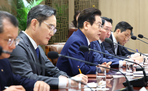 이재명 대통령이 16일 용산 대통령실에서 열린 한미 관세협상 후속 민관 합동회의에서 발언하고 있다.왼쪽부터 여승주 한화그룹 부회장, 이재용 삼성전자 회장, 이재명 대통령, 최태원 SK그룹 회장, 정기선 HD현대 회장, 하준경 경제성장수석. (사진=연합뉴스)