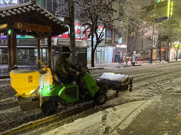 제설 작업을 하는 모습.(사진=연합뉴스)