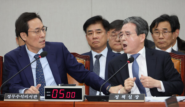 18일 국회 운영위원회 전체회의에서 김용범 대통령실 정책실장이 국민의힘 김은혜 의원의 질의에 강하게 항의하자 우상호 대통령실 정무수석이 이를 제지하고 있다. (사진=연합뉴스)
