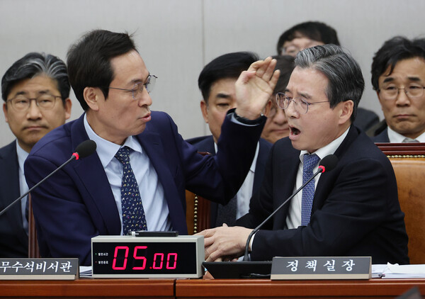 18일 국회 운영위원회 전체회의에서 김용범 대통령실 정책실장이 국민의힘 김은혜 의원의 질의에 강하게 항의하자 우상호 대통령실 정무수석이 이를 제지하고 있다. (사진=연합뉴스)